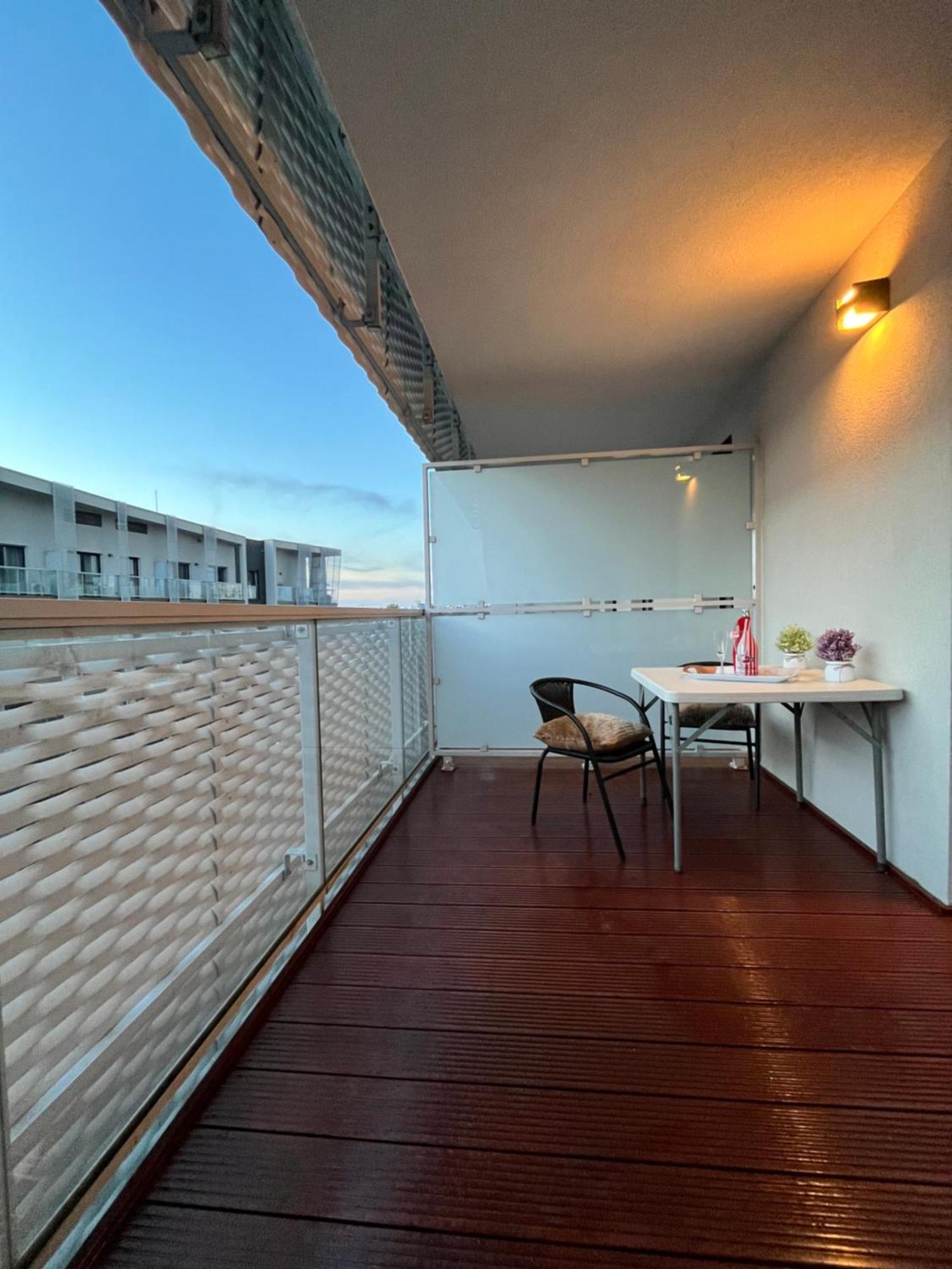 Family House By The River Odra -Panoramic Terrace - 3Room Apartment With 2 Separate Bedrooms And 2 Balconies By Wroapart-Pl- Perfect For Family & Business Stays 弗罗茨瓦夫 外观 照片